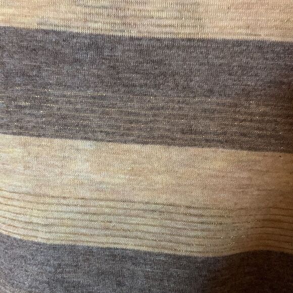 Enter pin is 24 1/2 length and the phone is 24 1/2 in the back it’s 28 1/2. 9/1 - Picture 2 of 8